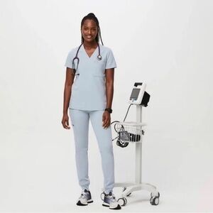 Women’s Dusty Blue Figs Scrub Set Zamora bottom Large and Rafaela top XL EUC